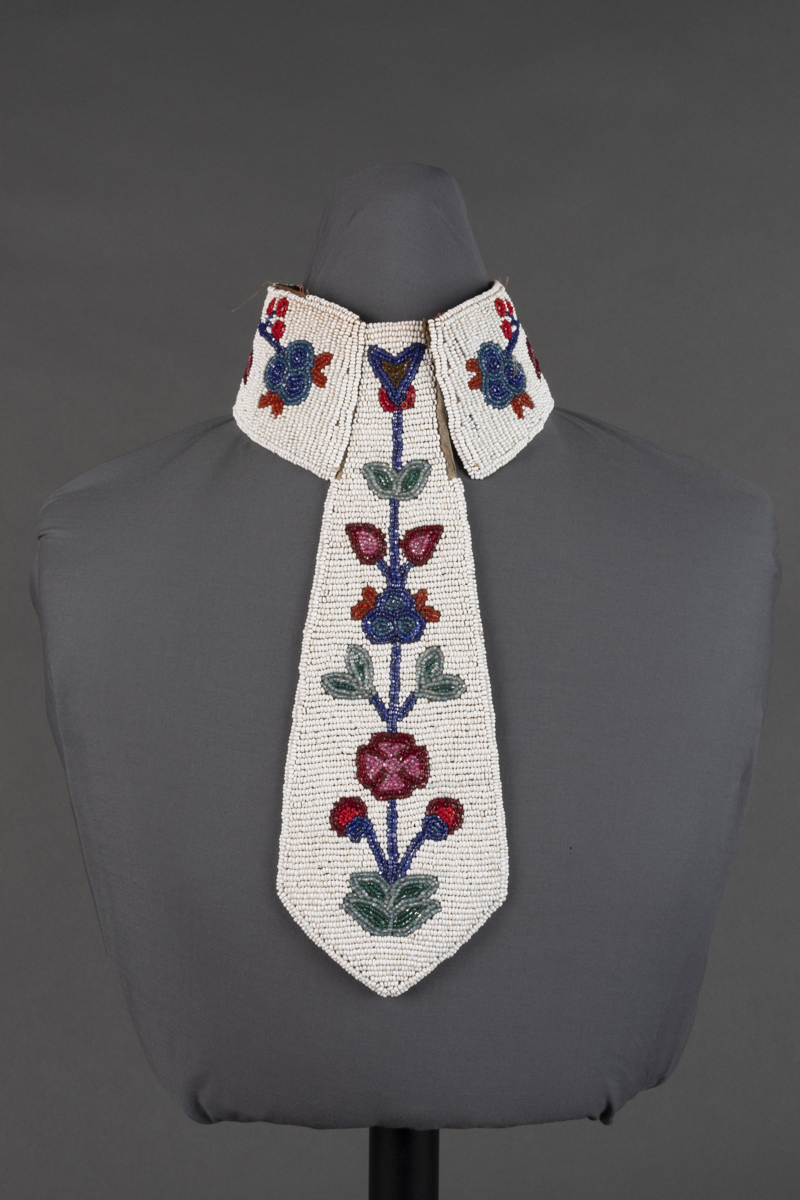 Collar with tie