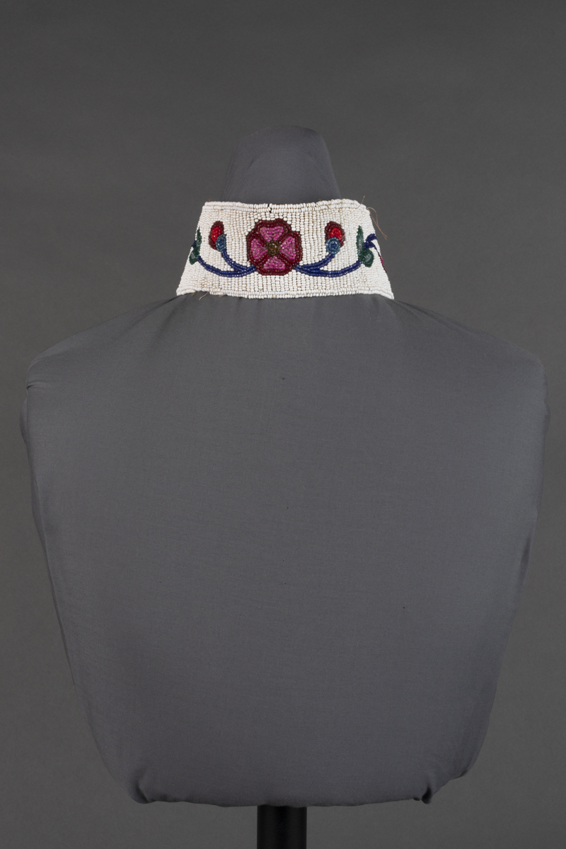 Collar with tie