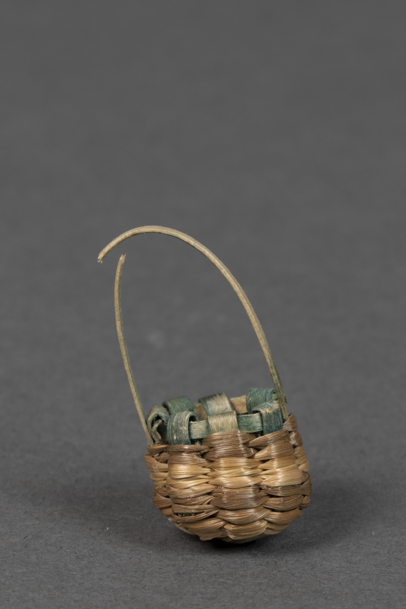 basket
Trinket
toy