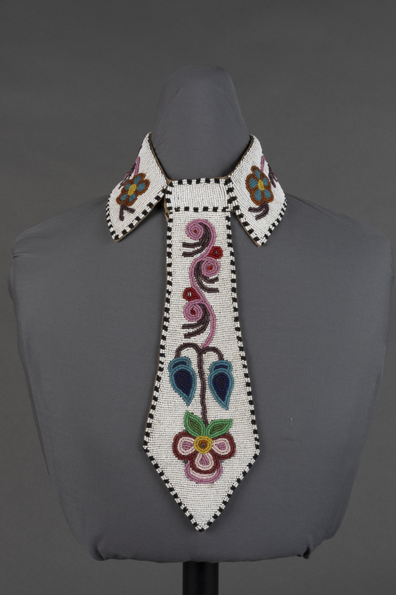 Collar with tie