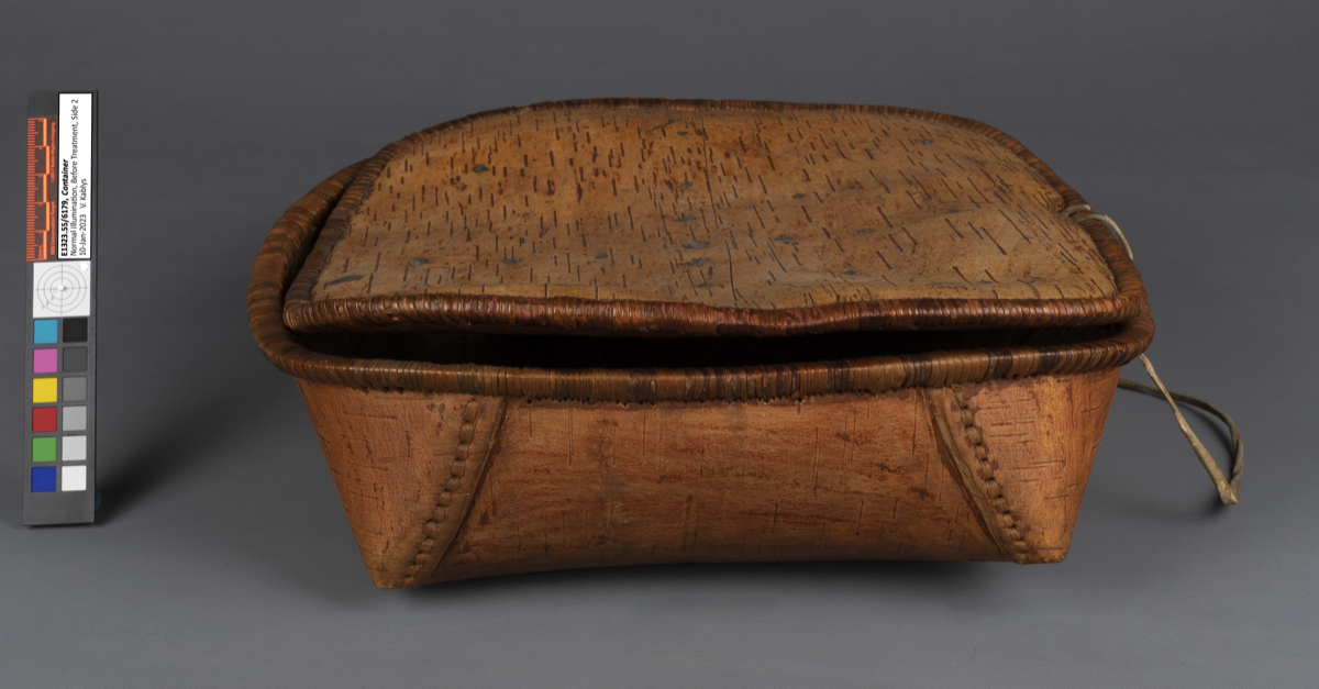 Birchbark container with lid
Birch bark container with lid